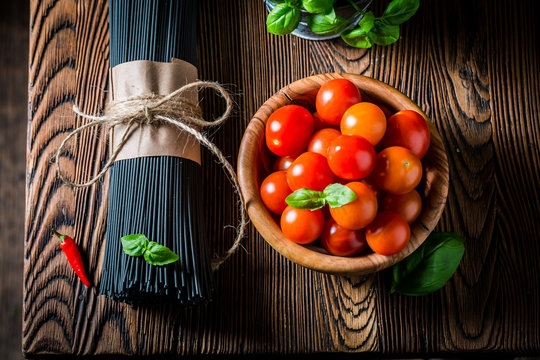 Prepartion for spaghetti with basil and tomatoes