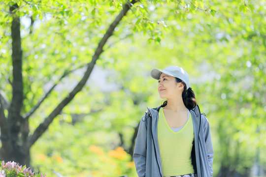 新緑の中を散歩する女性