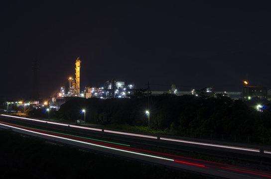 工場夜景と幹線道路 © Masataka Suzuki