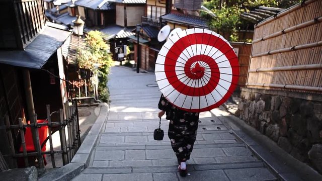 京都　着物の女性