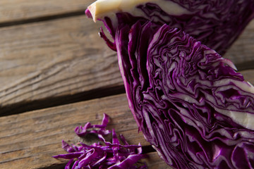 Obraz premium Red cabbage on wooden table