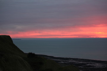 Fototapeta na wymiar coucher de soleil sur la manche, depuis port en bessin en normandie