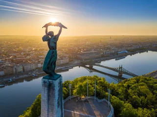 Foto op Plexiglas Boedapest, Hongarije - Luchtfoto van het prachtige Hongaarse Vrijheidsbeeld met Liberty Bridge en de skyline van Boedapest bij zonsopgang met heldere blauwe lucht © zgphotography