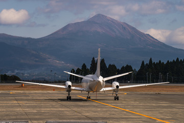 九州霧島連山と飛行機