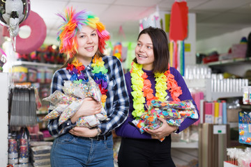 Obraz premium women with bagfuls of multicolored confetti