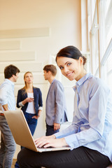 Frau am Laptop im Meeting