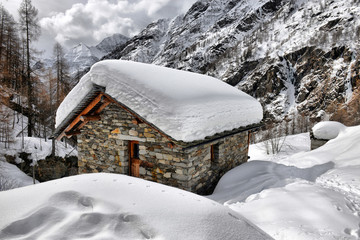 Roof of a chalet cowred with snow.