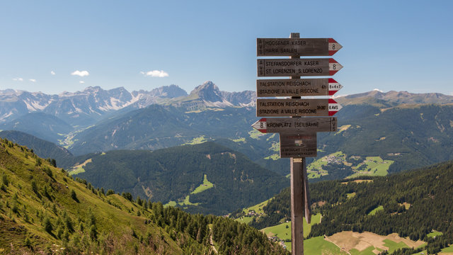  Wegweiser in den Dolomiten, Südtirol, Italien - Alpen © Gunar