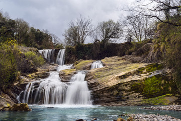 cascada en la montaña con larga exposición 