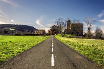 carretera que lleva a pueblo pequeño