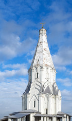 Fototapeta premium Orthodox medieval stone Church of the Ascension in Kolomenskoye, Moscow, Russia on a blue sky background