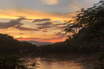Fototapeta na wymiar Sonnenuntergang über dem Mekong in Luang Prabang, Laos