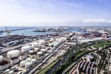 Luftaufnahme von der Zona Franca - Hafen, dem Industriehafen von Barcelona