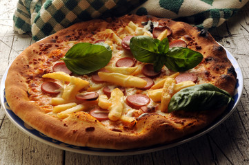 Pizza frankfurter e papas fritas بيتزا wurstel والبطاطا المقلية Würstel und Pommes