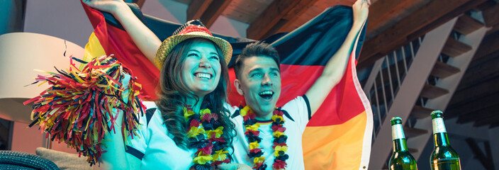 
Deutschland Fans zuhause bei Fussball WM live ubertragung.