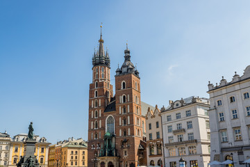 Fototapeta na wymiar Basilique Sainte-Marie sur la Place Rynek Głowny à Cracovie