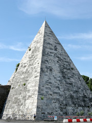 Fototapeta na wymiar Rom, Cestius-Pyramide