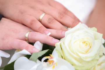 Obraz na płótnie Canvas Wedding rings and hands