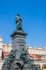 Fototapeta premium Le monument d'Adam Mickiewicz sur la place Rynek Głowny à Cracovie