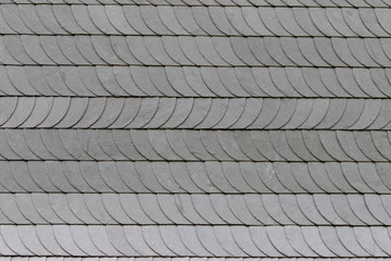 Ausschnitt einer mit Schieferplatten verkleideten Hauswand