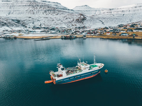 Fischerboot im Winter, Schiff in der Antarktis 
