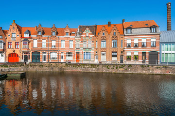 Fototapeta na wymiar Colorful old buildings along canal in Bruges, Belguim