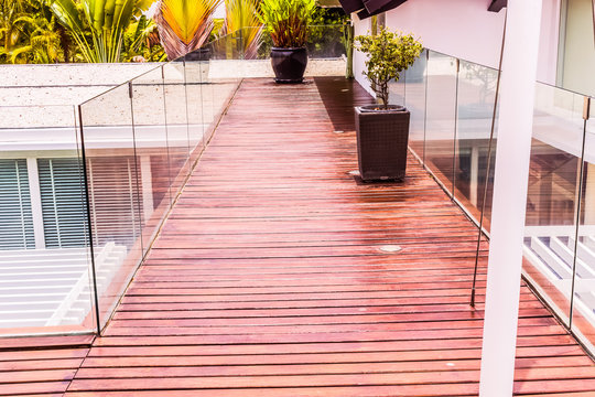 Construction Details : Tempered Glass Balustrades On Wooden Roof Deck