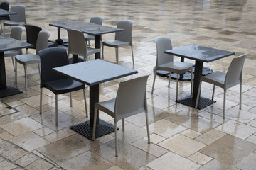 terrasse de café restaurant sous la pluie