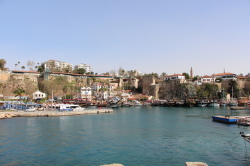 Fototapeta na wymiar Der Hafen der Stadt Antalya