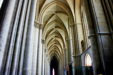 intérieur de la cathédrale de Reims en champagne 