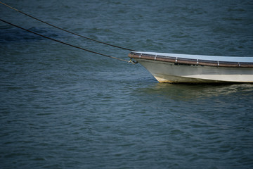 川面に繋がれたボート