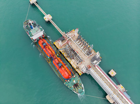 LPG ship transmission gas from ship to  bridge .