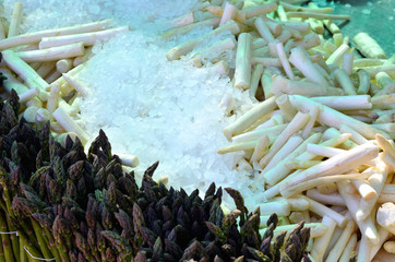 Weißer und grüner Spargel in Auslage auf Eis gelegt