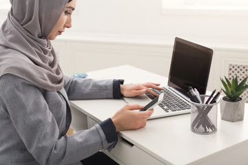 Fototapeta na wymiar Arabic businesswoman in hijab working at office
