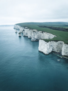 Sicht auf  wei&szlig;e Kreidefelsen an der englischen S&uuml;dk&uuml;ste bei Poole, Vereinigtes K&ouml;nigreich