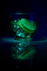 alcoholic drink with ice and lemon