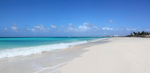 Pristine white beaches and turquoise caribbean waters of Eagle Beach Aruba