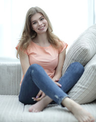 Obraz premium happy young couple checks photos on photos the camera , sitting 
