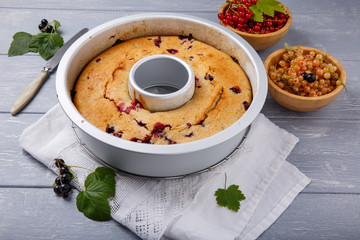 Cake with red and black currant berries