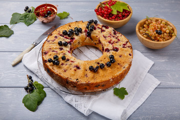 Cake with red and black currant berries