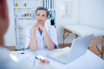 Obraz na płótnie Canvas Female doctor speaking with her patient 