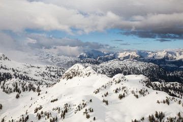 Obraz premium Beautiful aerial view of Canadian Mountain Landscape. Taken North of Vancouver, British Columbia, Canada.