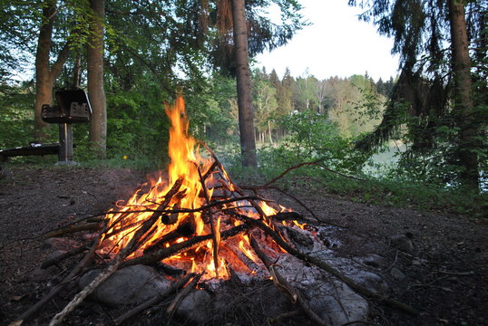 Lagerfeuer am Grillplatz