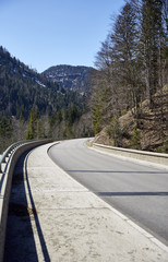 Alpine Landstraße in den österreichischen Alpen