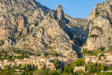 Fototapeta na wymiar Vue sur le village de Moustiers Sainte-Marie. Alpes de Haute Provence, France. Coucher de soleil.