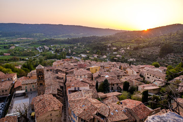 Obraz premium Vue panoramique depuis la hauteur du village de Moustiers Saine-Marie. Alpes de Haute Provence. France. Coucher de soleil.