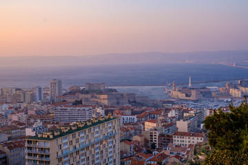 Vue panoramique sur la ville de Marseille, France, mer Méditerranée, coucher de soleil.	