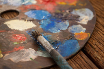 Obraz premium Palette with multiple colors and paint brush