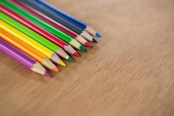 Obraz premium Colored pencils arranged in a row