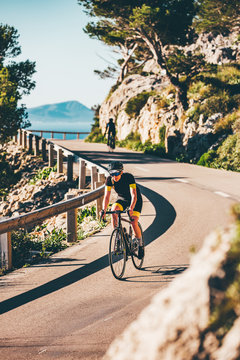 Fahrradfahrerin Auf Der Strasse, Cycling Girl Mallorca Auf Einem Rennrad